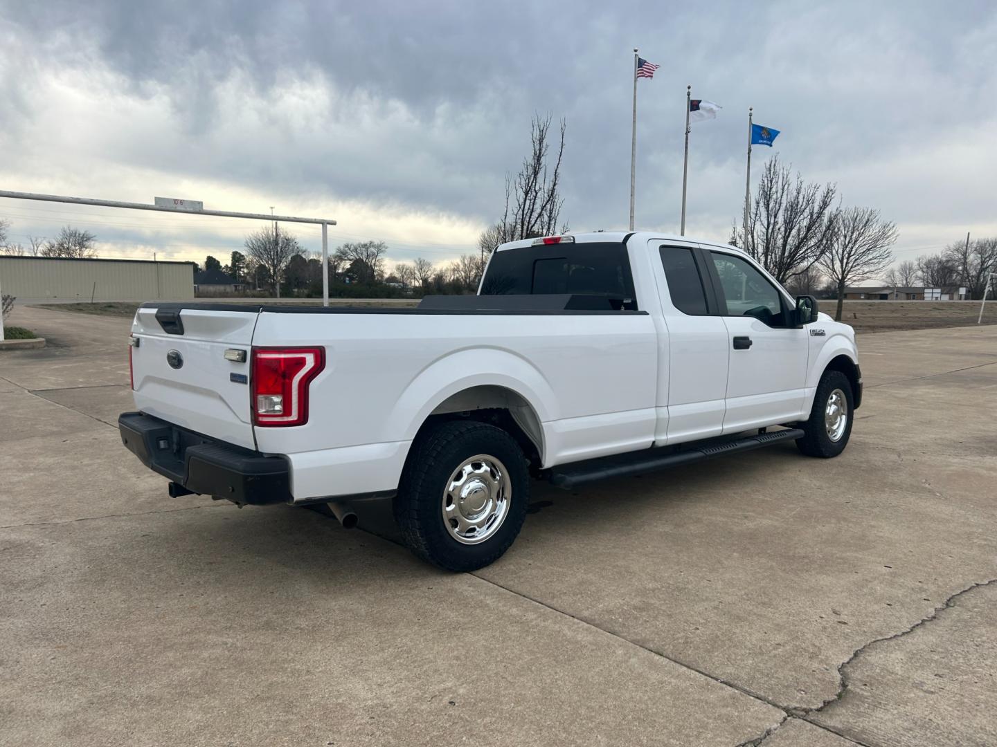 2017 White /Gray Ford F-150 XLT SuperCab 8-ft. Bed 4WD (1FTEX1EF4HK) with an 5.0L V8 OHV 16V engine, 6-Speed Automatic transmission, located at 17760 Hwy 62, Morris, OK, 74445, (918) 733-4887, 35.609104, -95.877060 - Photo#4